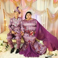 Meski dihujat Netizen, pengantin ini buktikan cinta sejati tak pandang fisik. Pasangan Nora Abu Bakar dan Muhammad Safri asal Singapura jadi ejekan netizen karena perbedaan fisik yang sangat jelas di antara mereka. Foto: Facebook