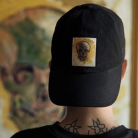 Selain sepatu, Almond Blossom juga terlukis di tas dan topi. Dirilis pada 3 Agustus mendatang, koleksi ini tersedia di Museum Van Gogh di Amsterdam atau dapat dibeli secara online di situs resmi Vans. Foto: dok. Vans