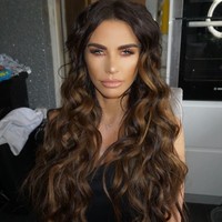 Biaya tersebut hanya perawatan kecantikan biasa, tidak termasuk biaya filler, botox dan operasi plastiknya. Katie menghabiskan biaya sekitar Rp 500 juta setiap tahunnya untuk biaya rekonstruksi tersebut.  Foto: Instagram