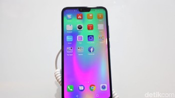 Desain layarnya memiliki notch serta tombol di bagian depan.