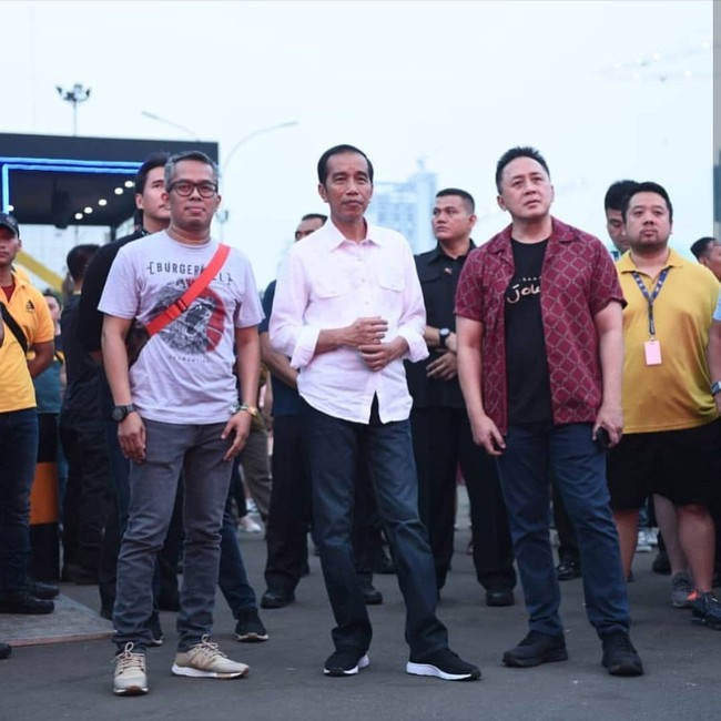 Jokowi memakai sneakers buatan Indonesia bernama Nah Project ketika menemui sembilan sekjen parpol koalisinya di Istana Kepresidenan bulan Agustus. Sneakers ini bahkan menjadi andalan Jokowi ketika menyambangi We The Fest 2018 di Jakarta International Expo Kemayoran, bulan Juli. Dipakai Jokowi, 1.000 sneakers pun langsung habis dalam satu jam saat launching. (Foto: Instagram/@nah.project)