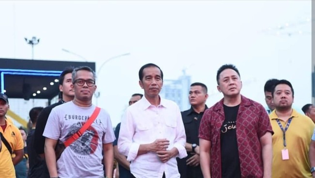 Fakta di Balik Sneakers Lokal yang Dipakai Jokowi