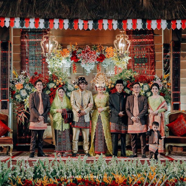 Setelah akad nikah dan resepsi di Solo, Kahiyang Ayu dan Bobby Nasution kembali menggelar pesta pernikahan di Medan pada 26 November 2017. Untuk acara ngunduh mantu ini, Kahiyang memakai kebaya rancangan Vera Kebaya berwarna hijau lemon. Untuk bawahan, memakai ulos khas Mandailing yang bermandikan detail beading nan berkilauan. Foto: Instagram ayanggkahiyang