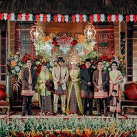 Setelah akad nikah dan resepsi di Solo, Kahiyang Ayu dan Bobby Nasution kembali menggelar pesta pernikahan di Medan pada 26 November 2017. Untuk acara ngunduh mantu ini, Kahiyang memakai kebaya rancangan Vera Kebaya berwarna hijau lemon. Untuk bawahan, memakai ulos khas Mandailing yang bermandikan detail beading nan berkilauan. Foto: Instagram ayanggkahiyang