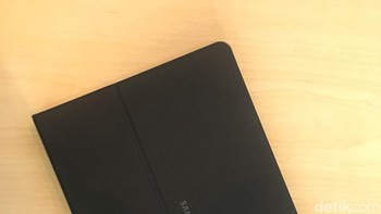  Agar memaksimalkan fungsi kerja, Samsung melengkapi Galaxy Tab S4 dengan book cover keyboard.  Foto: Agus Tri Haryanto/detikINET