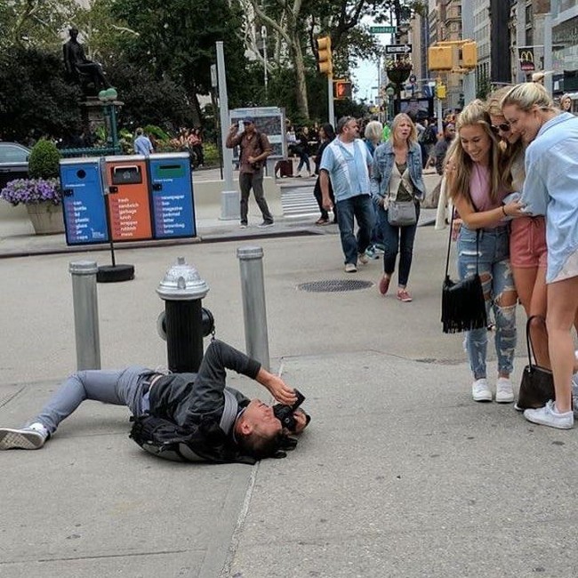 Contoh lain dedikasi seorang pria agar tampilan foto pasangan dan teman-temannya menjadi Insta worthy. Foto: Instagram @boyfriends_of_insta