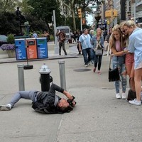 Contoh lain dedikasi seorang pria agar tampilan foto pasangan dan teman-temannya menjadi Insta worthy. Foto: Instagram @boyfriends_of_insta