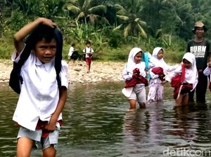 Miris, Anak-anak di Sukabumi Terobos Sungai untuk Sekolah