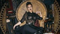 Meski belum fasih berbahasa Indonesia, namun ibu satu anak itu sangat mencintai musik dangdut. Dok. Instagram/joelina.bee