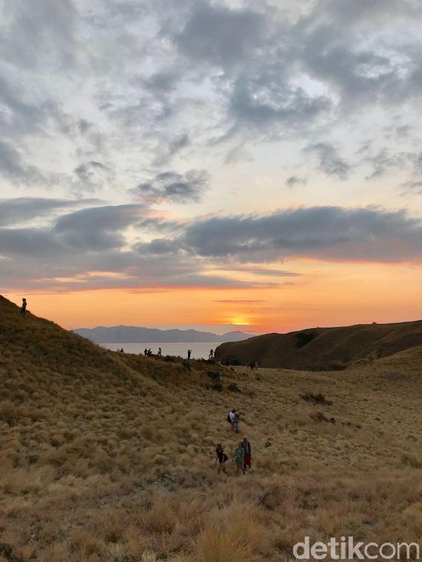Sama seperti Pulau Padar, wisatawan dapat trekking sampai ke puncak Gili Lawa untuk menikmati sunset (Indah Novita Sari/detikTravel)