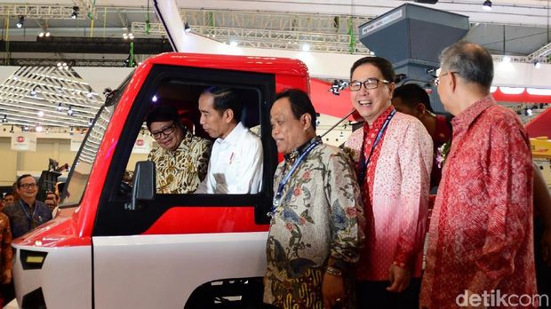 Sukiyat (tengah berbaju batik coklat) saat meluncurkan mobil desa bulan Agustus lalu