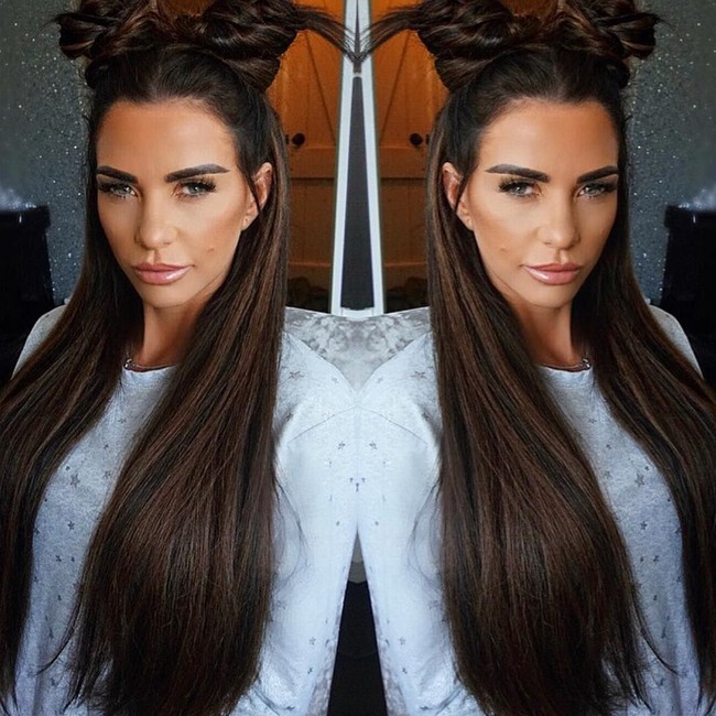Katie Price adalah model dan bintang reality show Inggris yang sebelumnya kaya raya. Ibu lima anak itu terkenal dari tahun 90-an setelah ia tampil dengan payudara baru yang besar.  Foto: Instagram