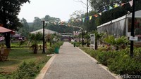 Taman ini memiliki area untuk jajanan dan sebuah lapangan yang diisi dengan banyak bangku dan meja kayu berpayung untuk pengunjung yang berkunjung ke Taman Festival.