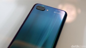 Mengusung tagline Beauty in AI, keunggulan Honor 10 ada pada kamera yang menggunakan kecerdasan buatan atau Artificial Intelligence (AI), sehingga tak hanya bisa secara otomatis mendeteksi wajah manusia, melainkan juga makanan, hewan, tanaman, hingga awan.