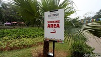 Area di Taman Festival pun terbagi menjadi dua, ada area untuk merokok, dan area tidak merokok, kedua area tersebut dipisahkan dengan penanda jalan yang ada di sekitar Taman Festival.