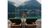 Lain kesempatan, Mel liburan ke Danau Como yang tenang di Italia. Di sana dia menginap di Il Sereno Hotel yang berbintang 5. (Instagram/@amelwindsor)