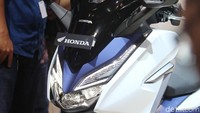 Motor ini merupakan skuter matik (skutik) bongsor bermesin 250 cc.