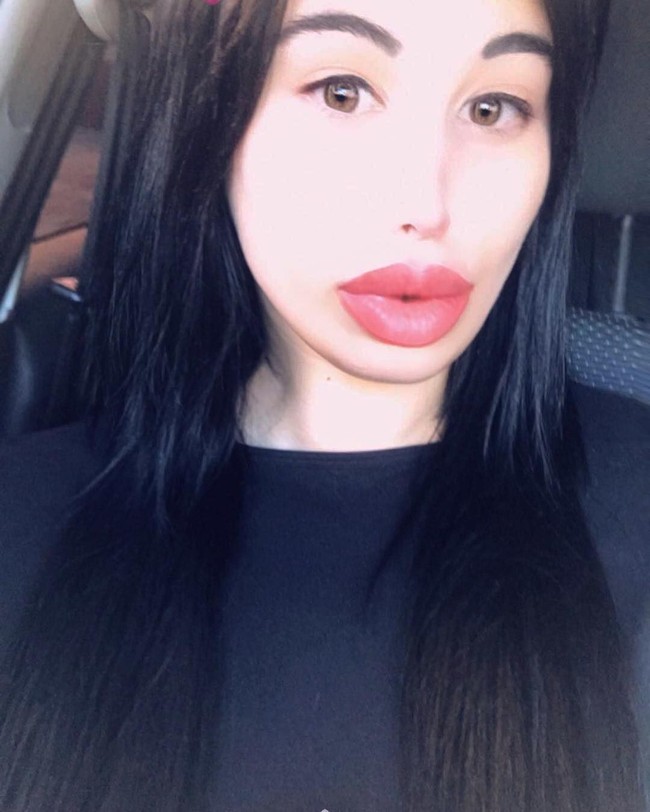 Wanita keturunan Argentina itu merasa berbeda dari asal-usulnya yang memiliki tubuh seksi berlekuk. Bagi Nadia, tubuh berlekuk dengan payudara dan bokong besar dianggap paling sempurna. Foto: Instagram/@ nadiabarbie__