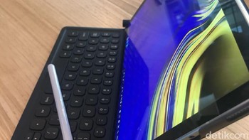 Tablet ini akan mejeng di toko-toko gadget mulai 24 Agustus mendatang. Hadir dengan pilihan warna hitam dan putih. Foto: Agus Tri Haryanto/detikINET