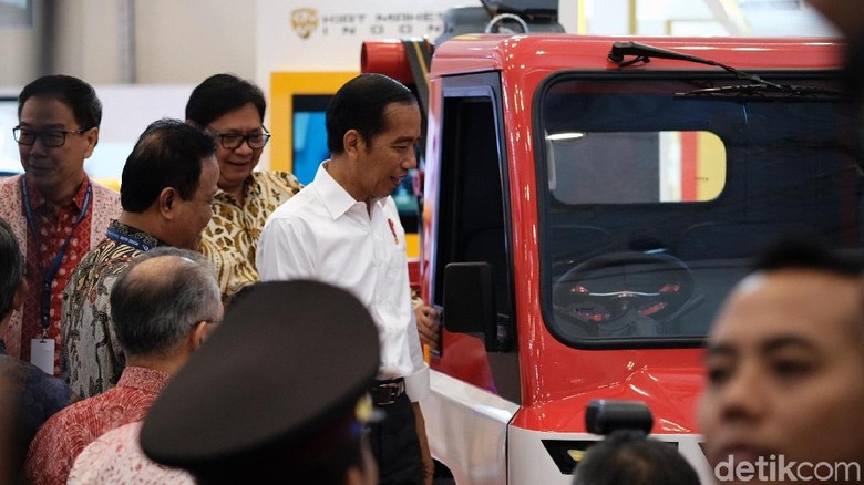 Presiden Joko Widodo dan Menperin Airlangga Hartarto melihat mobil desa. Foto: Andhika Prasetia Presiden Joko Widodo dan Menperin Airlangga Hartarto melihat mobil desa. Foto: Andhika Prasetia