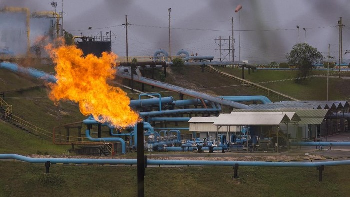 Fasilitas minyak PT Chevron Pacific Indonesia di daerah Minas yang masuk dalam Blok Rokan di Riau, Rabu (1/8). Kementerian ESDM memutuskan untuk menyerahkan pengelolaan Blok Rokan setelah kontrak Chevron habis pada 2021, dan mengakhiri kemitraan perusahaan itu dengan Pemerintah Indonesia yang sudah berlangsung selama lebih dari 90 tahun. ANTARA FOTO/FB Anggoro/kye/18.