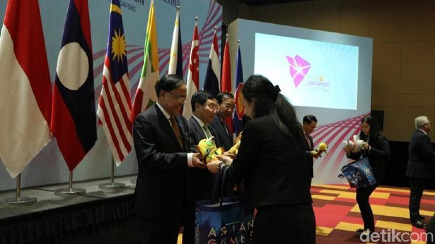 Senyum Para Menlu ASEAN Saat Diberi Boneka Maskot Asian Games