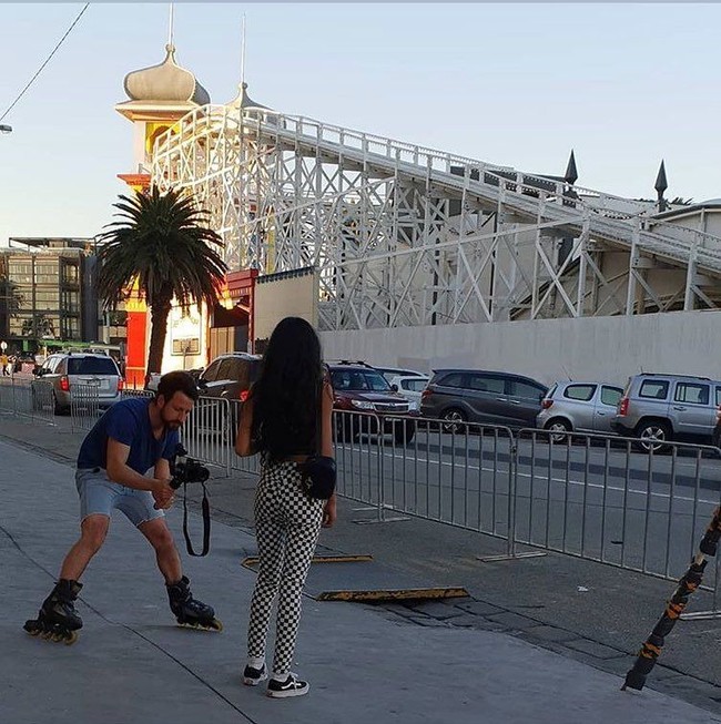 Agar video yang diambil sempurna, pria ini bahkan pakai sepatu roda. Foto: Instagram @boyfriends_of_insta