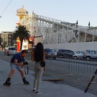 Agar video yang diambil sempurna, pria ini bahkan pakai sepatu roda. Foto: Instagram @boyfriends_of_insta