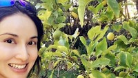 Selain itu, Michelle memakan sayuran organik lho. Ditambah setiap pagi ia minum perasan lemon segar dalam segelas penuh air hangat. Foto: Instagram/michelle_saram 