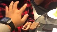 Duh, lagi buka bareng aja sempet-sempetnya nulis kata-kata manis untuk Fatin. Berbukalah dengan yg sayang, karena yg sayang sudah pasti manis, tulisnya lengkap dengan emotikon cinta. Foto: Instagram septiannugrahagunawan