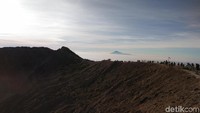 Kawah di puncak Gunung Ciremai dengan latar belakang Gunung Slamet di Jawa Tengah (Muhammad Idris/detikTravel)