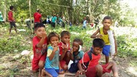 Suku terasing itu berjumlah 170-an orang. Mereka hidup menjadi 3 kelompok dengan cara nomaden/berpindah-pindah tempat.