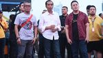 Deretan Gaya Jokowi Pamer Jaket hingga Sepatu Lokal