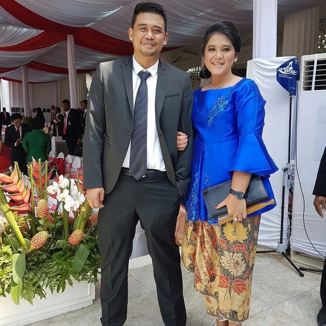 Jatuh cinta saat sama-sama kuliah S-2 di Institut Pertanian Bogor, Kahiyang Ayu akhirnya tampil berdua bersama Boby Nasution saat menghadiri upacara HUT RI di Istana Negara pada 2016. Kali ini Kahiyang memadukan atasan berlengan terompet dengan kain batik. Foto: Instagram ayanggkahiyang