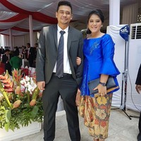 Jatuh cinta saat sama-sama kuliah S-2 di Institut Pertanian Bogor, Kahiyang Ayu akhirnya tampil berdua bersama Boby Nasution saat menghadiri upacara HUT RI di Istana Negara pada 2016. Kali ini Kahiyang memadukan atasan berlengan terompet dengan kain batik. Foto: Instagram ayanggkahiyang