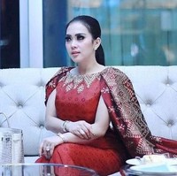 Inilah tas Syahrini yang harganya sungguh fantastis. Adalah tas Hermes Birkin Niloticus Himalayan Crocodille Palladium ukuran 30 cm. Tas berbahan kulit buaya yang pembuatannya sulit ini harganya mencapai US$ 149.000 atau sekitar Rp 2 miliar. Foto: Instagram fashionsyahrini