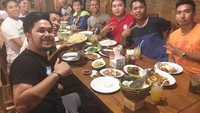 Pria yang baru saja menyandang gelar Sarjana Hukum itu ternyata sering nongkrong dan makan bareng teman-temannya. Begini gayanya saat makan sajian khas sunda di sebuah restoran bernuansa saung. Foto: Instagram septiannugrahagunawan