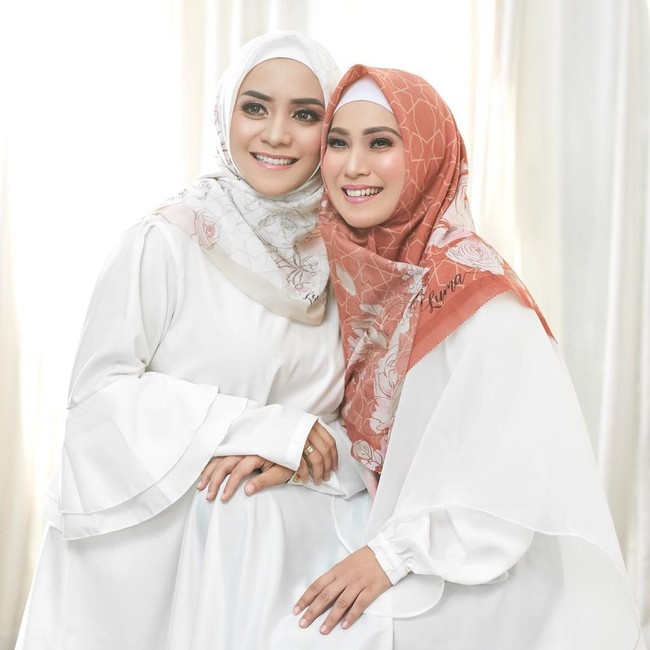 Beberapa artis cilik yang populer tahun 90-an seperti Enno Lerian, Puput Utami, hingga Maissy kini sudah beranjak dewasa. Memutuskan untuk berhijab, penampilan mereka terlihat berbeda. Foto: Instagram/Lumascarf