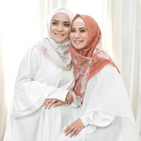 Beberapa artis cilik yang populer tahun 90-an seperti Enno Lerian, Puput Utami, hingga Maissy kini sudah beranjak dewasa. Memutuskan untuk berhijab, penampilan mereka terlihat berbeda. Foto: Instagram/Lumascarf