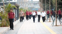 Presiden Joko Widodo (Jokowi) meninjau revitalisasi trotoar di kawasan Jl Sudirman, Jakarta Pusat. Jokowi ditemani Gubernur DKI Jakarta Anies Baswedan. (Andhika Prasetia/detikcom)