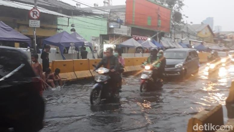 Pipa Bocor yang Bikin Jalan di Tanah Abang Tergenang Diperbaiki Pipa Bocor yang Bikin Jalan di Tanah Abang Tergenang Diperbaiki