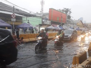 Pipa Bocor yang Bikin Jalan di Tanah Abang Tergenang Diperbaiki