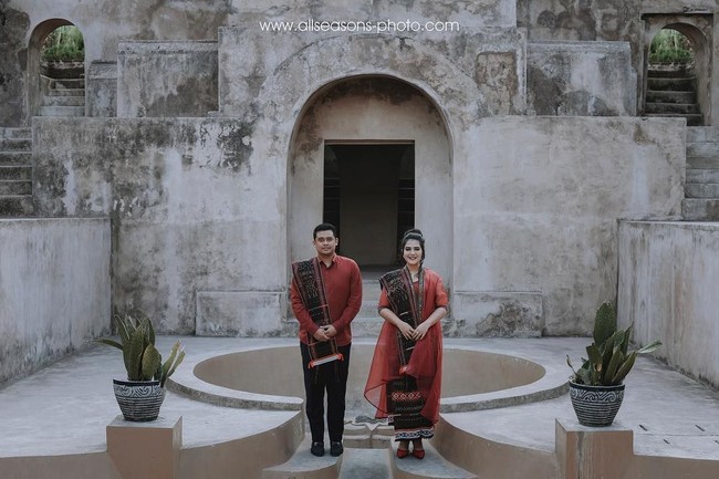 Dan inilah gaya Kahiyang Ayu saat melakukan sesi foto prewedding bersama Bobby Nasution. Kahiyang dan Bobby menggunakan busana tradisional dari daerah mereka masing-masing. Pada foto ini Kahiyang dan Bobby memakai kain ulos sesuai daerah asal sang calon mempelai pria. Foto: Instagram ayanggkahiyang