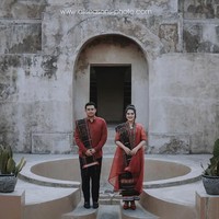 Dan inilah gaya Kahiyang Ayu saat melakukan sesi foto prewedding bersama Bobby Nasution. Kahiyang dan Bobby menggunakan busana tradisional dari daerah mereka masing-masing. Pada foto ini Kahiyang dan Bobby memakai kain ulos sesuai daerah asal sang calon mempelai pria. Foto: Instagram ayanggkahiyang