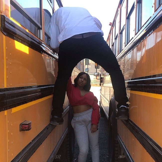 Selain harus turun ke tanah, kadang pria juga harus memanjat. Foto: Instagram @boyfriends_of_insta