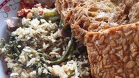 Enak juga megono langsung diaduk dengan nasi. Buat sarapan lauknya cukup telor dadar dan tempe goreng. Foto : Instagram @susan_alqueena