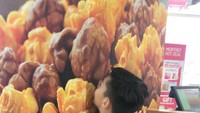 Doyan sih doyan tapi nggak gitu juga kali ya. Eddy terlihat memeluk tembok bergambar popcorn. Terlihat jelas kalau ini salah satu makanan favoritnya. Foto: Instagram @eddy_mm