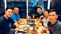  Ia juga gemar makan shabu-shabu. Di mejanya terlihat ada beberapa porsi daging yang akan ia lahap bersama teman-temannya di salah satu restoran shabu-shabu wilayah Palembang. Foto: Instagram septa_ryanto