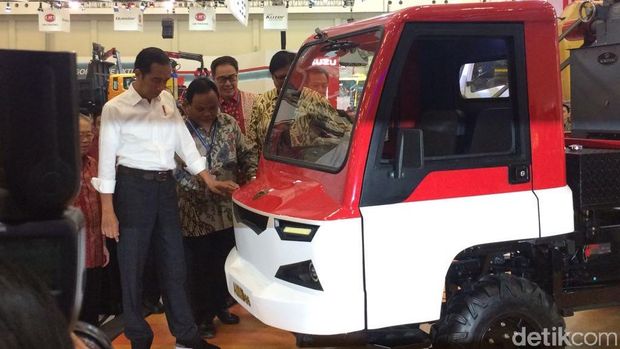Jokowi melihat mobil desa