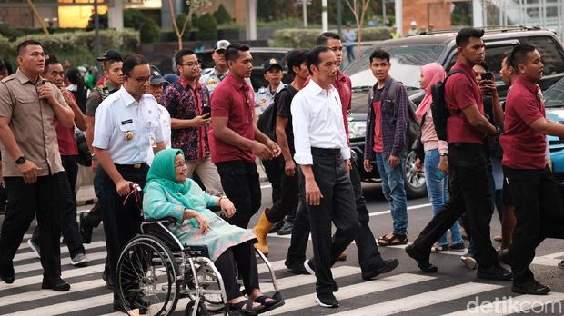 Presiden Jokowi, Menteri PUPR Basuki Hadimuljono, dan Gubernur DKI Jakarta Anies Baswedam menjajal pelican crossing di dekat Bundaran HI